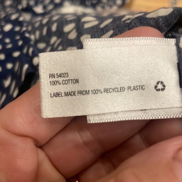 Gap navy blue + white button down dotted blouse tailored shirt size medium - Picture 7 of 7